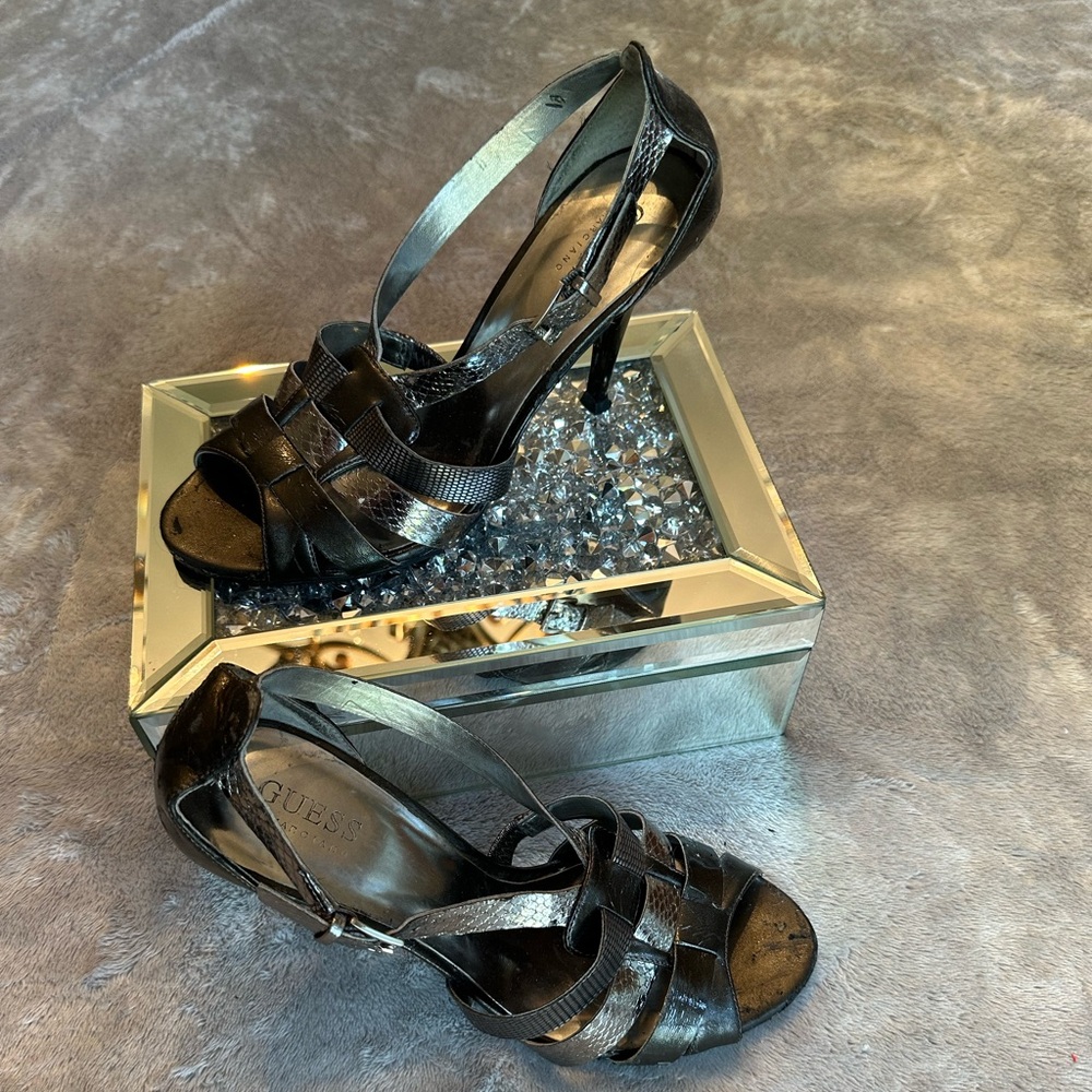 Description-Chrome snake skin heels
Brand-Guess
Size-Women’s 7